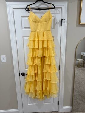 Sherri Hill yellow tiered ruffle 56108 Size 6 Perfect condition smoke pet free